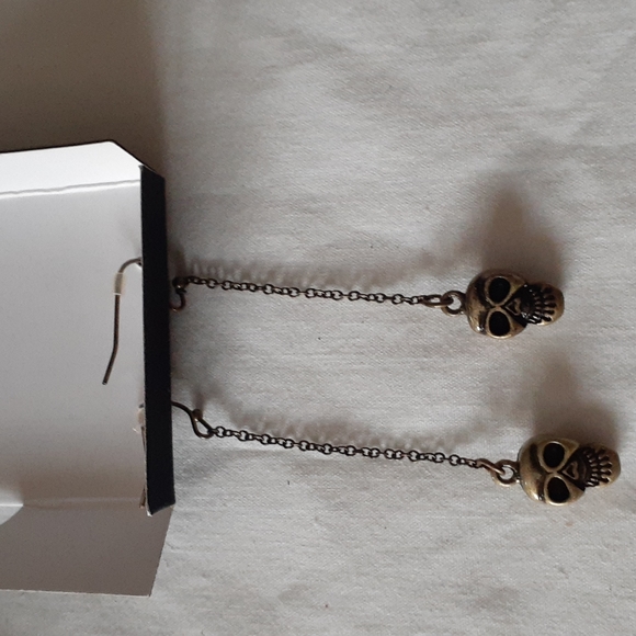 AVON HALLOWEEN Motif Skull earrings - Picture 2 of 4